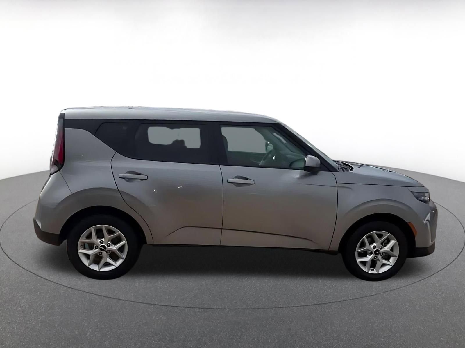Used 2025 Kia Soul LX w/ LX Technology Package FWD image 16
