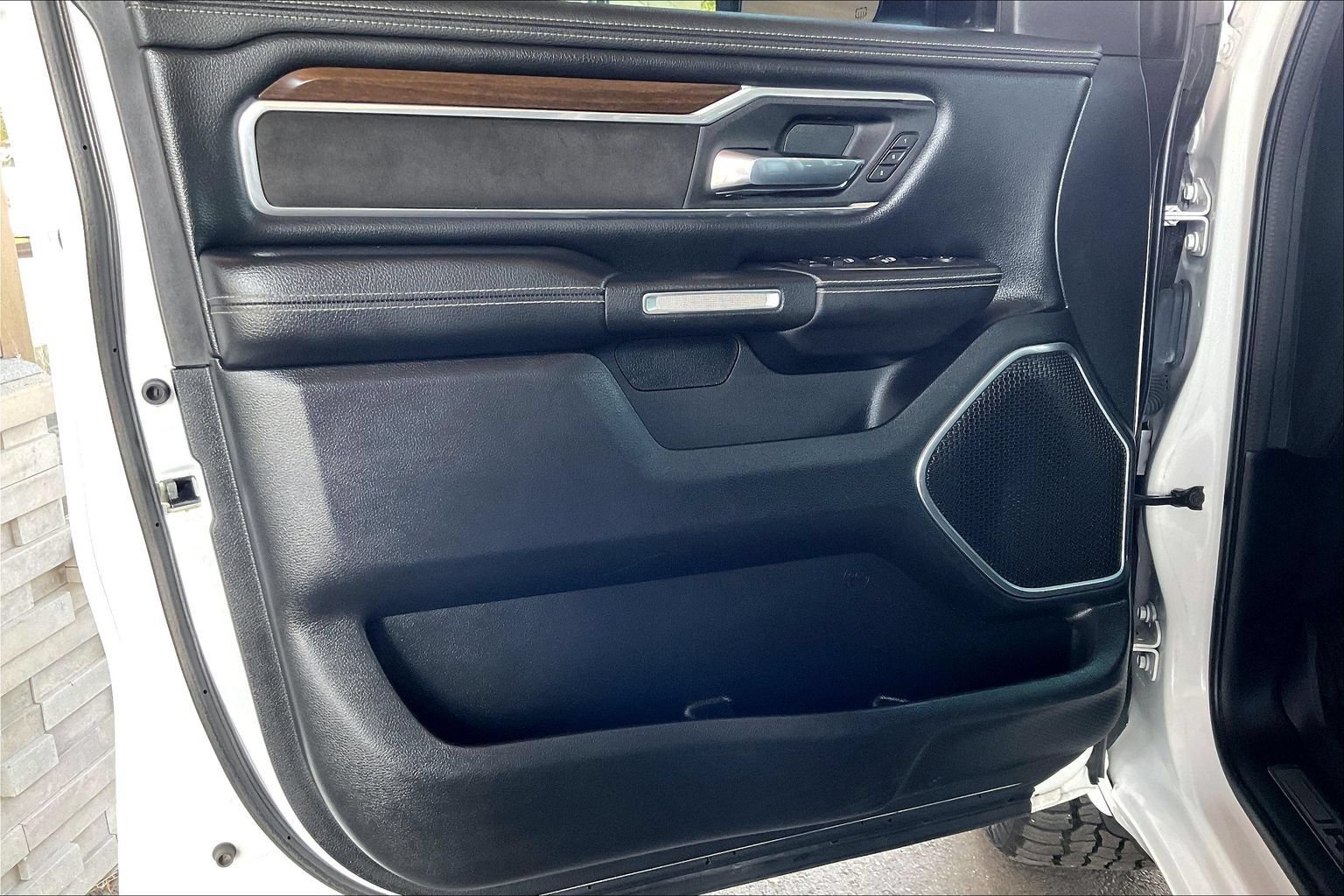Used 2022 RAM 1500 Laramie AWD/4WD image 17