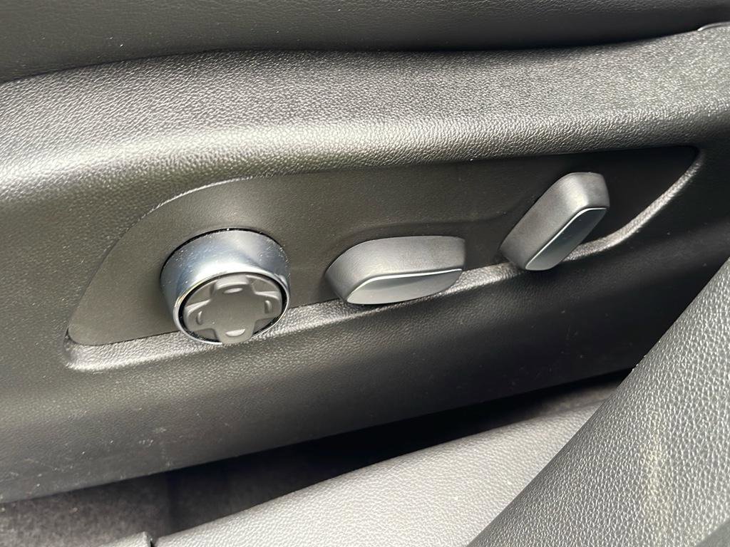 Used 2024 Cadillac XT4 Premium Luxury image 15