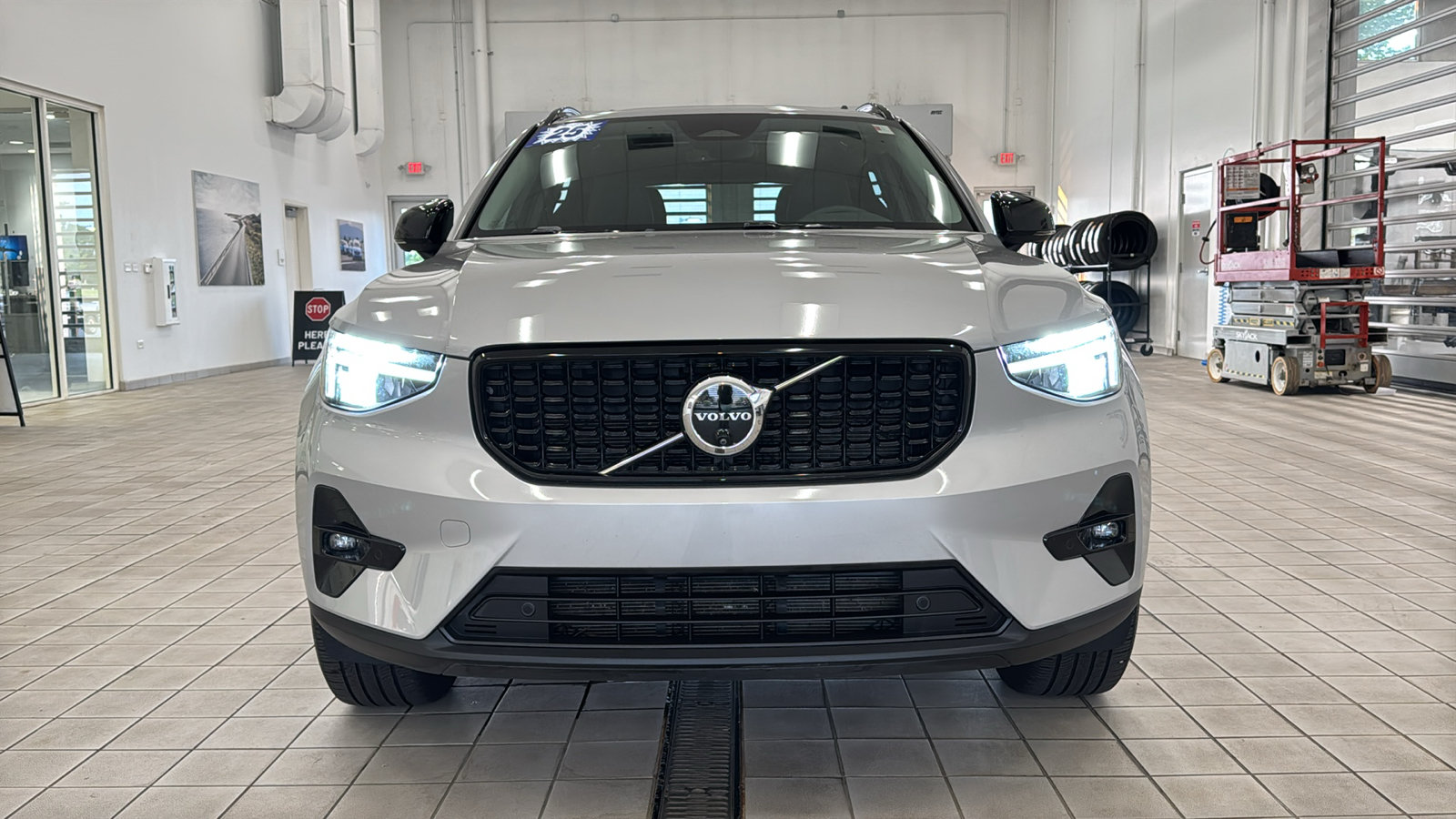 Used 2025 Volvo XC40 B5 Plus AWD/4WD image 10