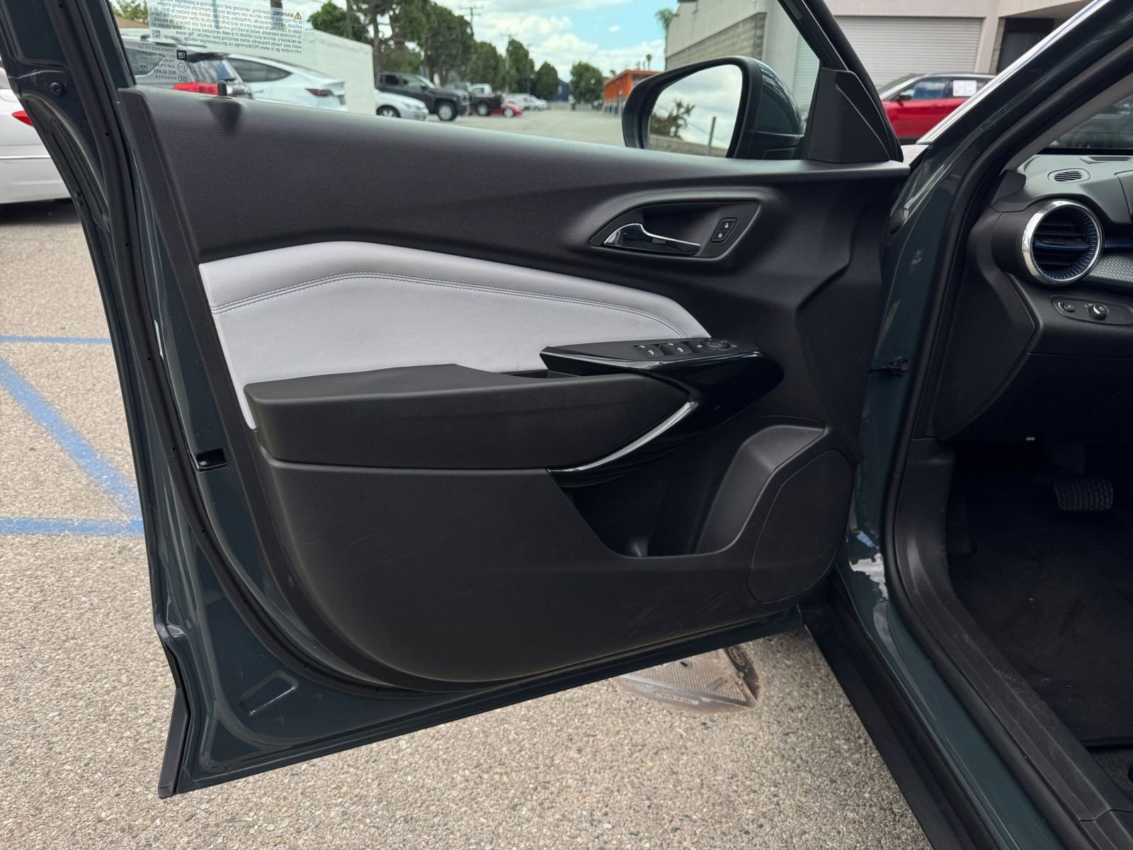 Used 2025 Chevrolet Trax LT FWD image 18
