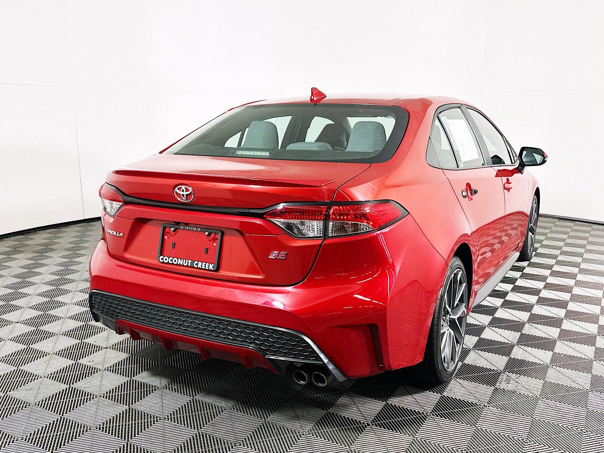Used 2021 Toyota Corolla SE FWD image 3