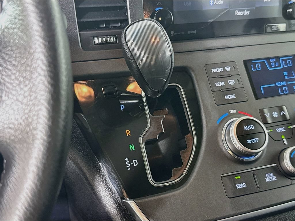 Certified 2017 Toyota Sienna SE Premium FWD image 19