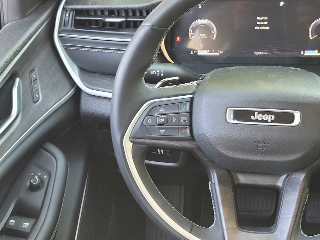 Used 2023 Jeep Grand Cherokee Limited w/ Black Appearance Package image 12