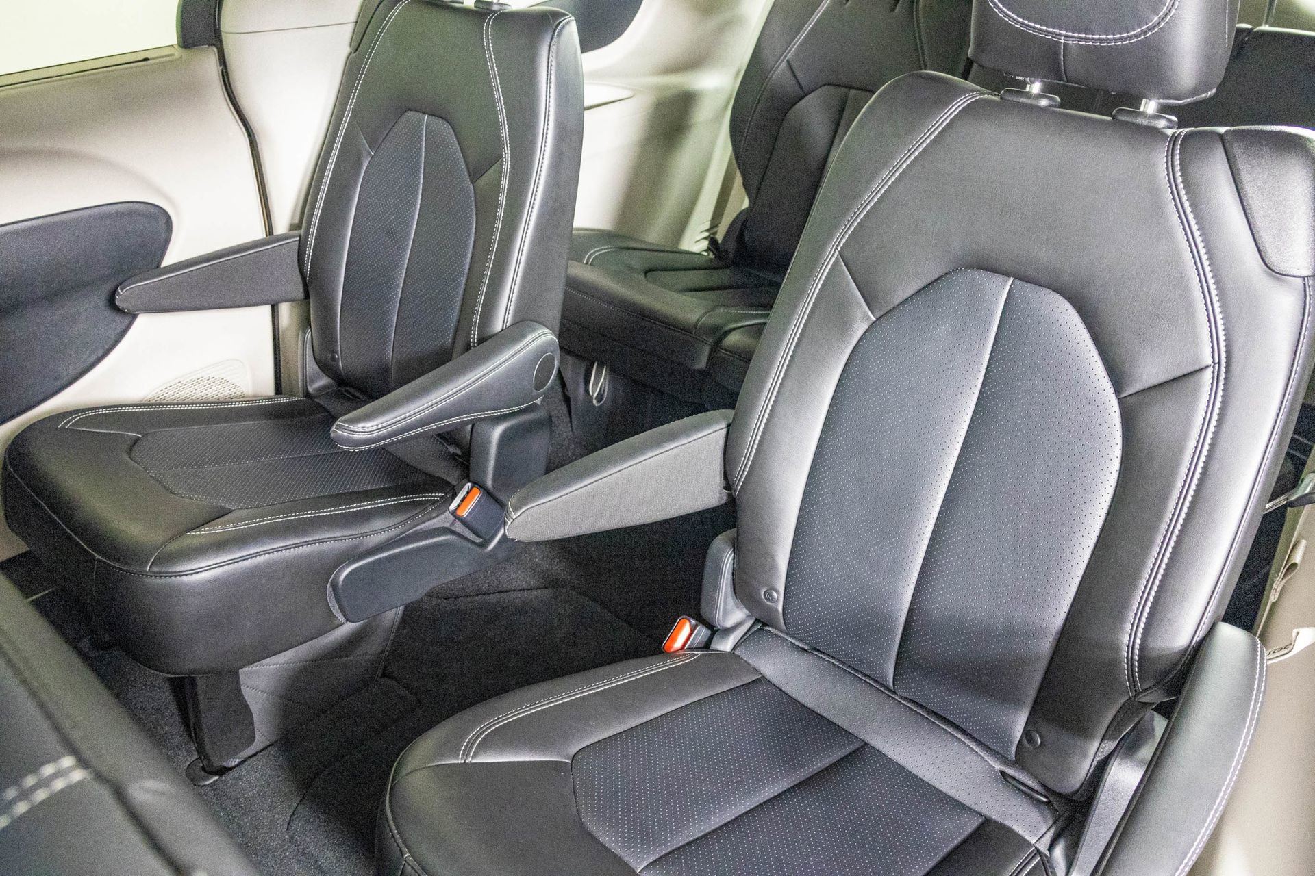 Used 2024 Chrysler Pacifica Touring-L image 29