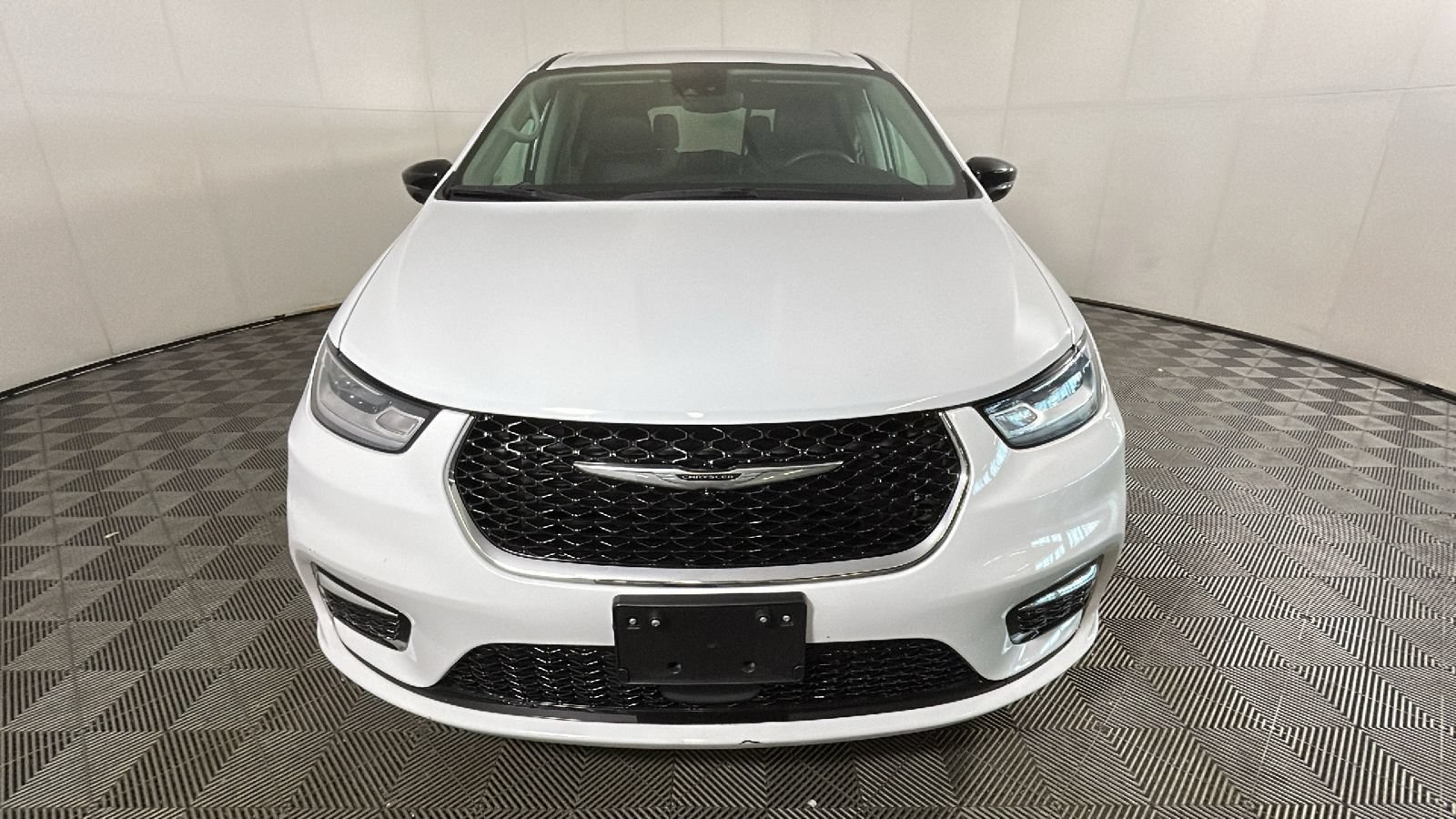 Used 2024 Chrysler Pacifica Touring-L FWD image 8