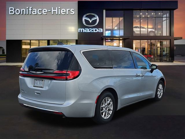 Used 2024 Chrysler Pacifica Touring-L image 4