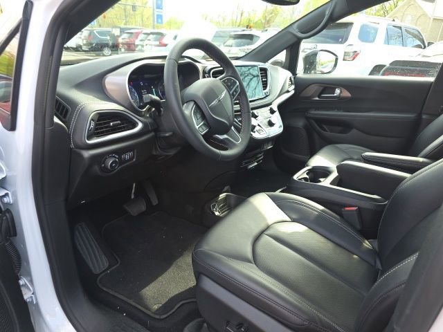 Used 2025 Chrysler Pacifica Select w/ Uconnect Theater Family Group image 2