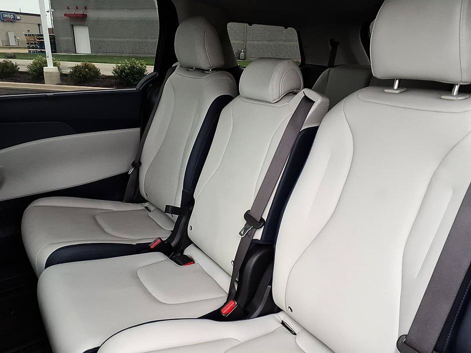 Used 2025 Kia Carnival EX FWD image 22