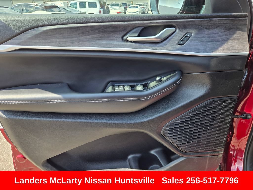 Used 2024 Jeep Grand Cherokee L Limited w/ Black Appearance Package AWD/4WD image 23