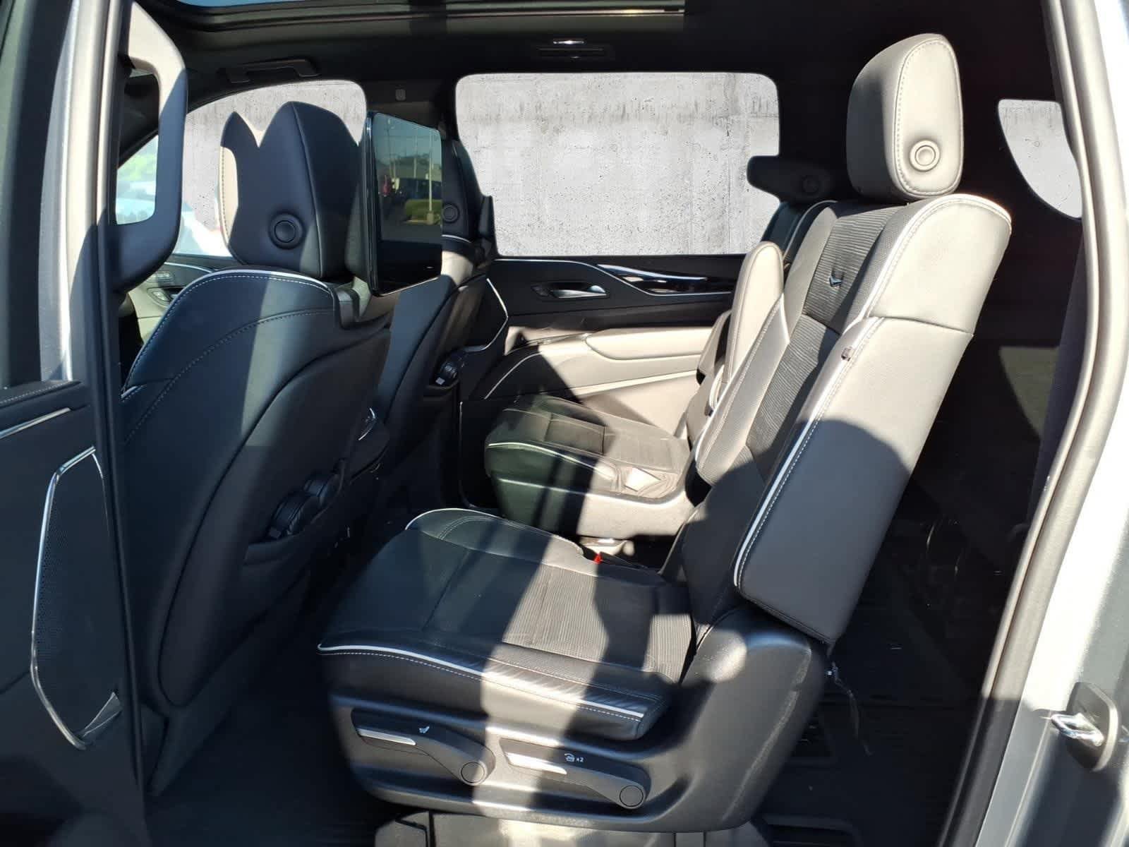 Used 2023 Cadillac Escalade ESV Sport w/ LPO, ONYX Package AWD/4WD image 8