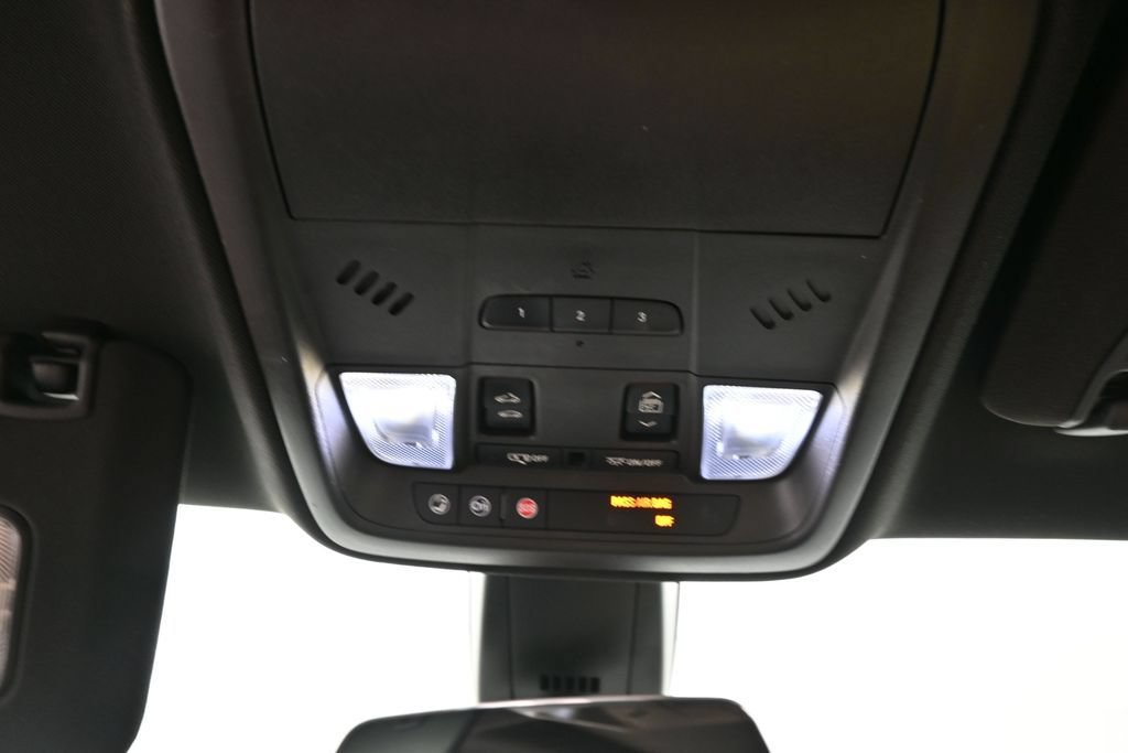 Used 2017 Cadillac XT5 Luxury w/ Driver Awareness Package FWD image 14