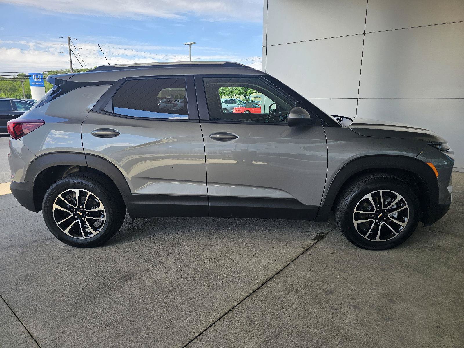 Used 2025 Chevrolet TrailBlazer LT FWD image 6