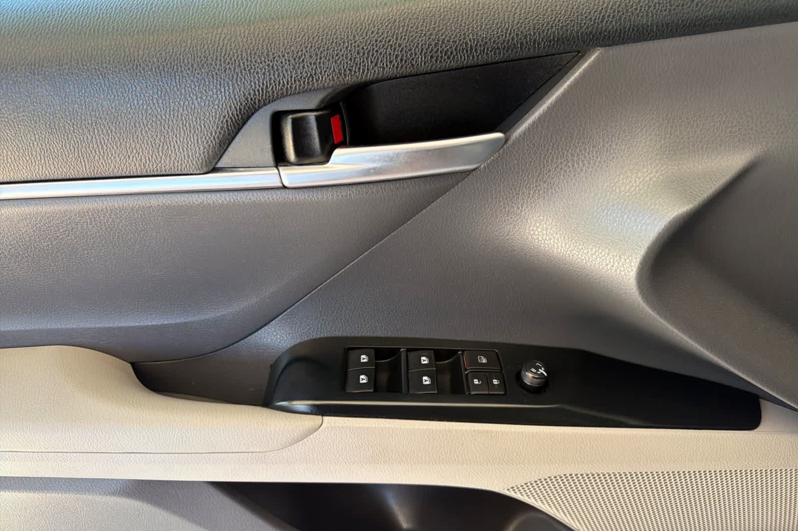 Used 2019 Toyota Camry SE FWD image 12