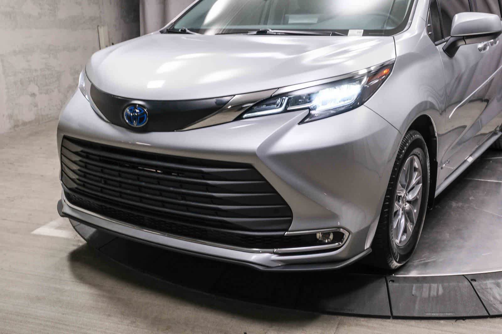 Used 2021 Toyota Sienna XLE FWD image 11