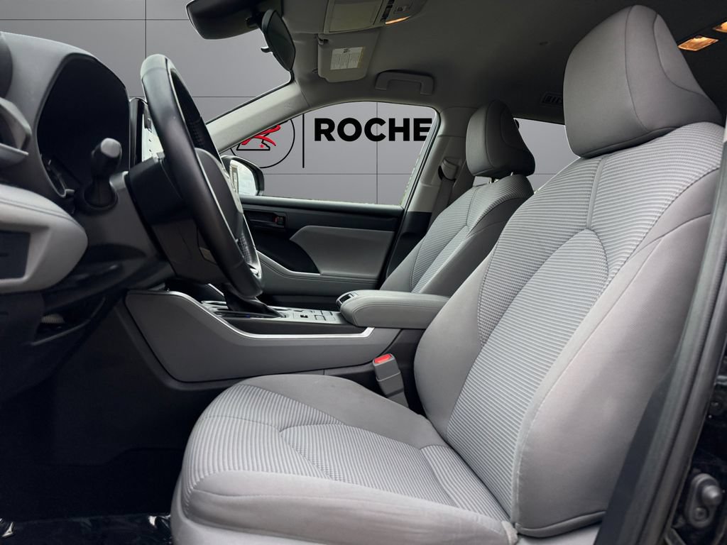 Used 2021 Toyota Highlander LE AWD/4WD image 10