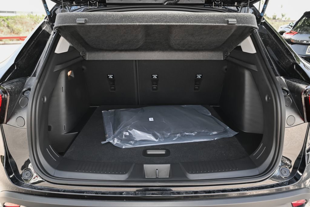 New 2026 Chevrolet Trax LT w/ LPO, Blackout Package FWD image 31