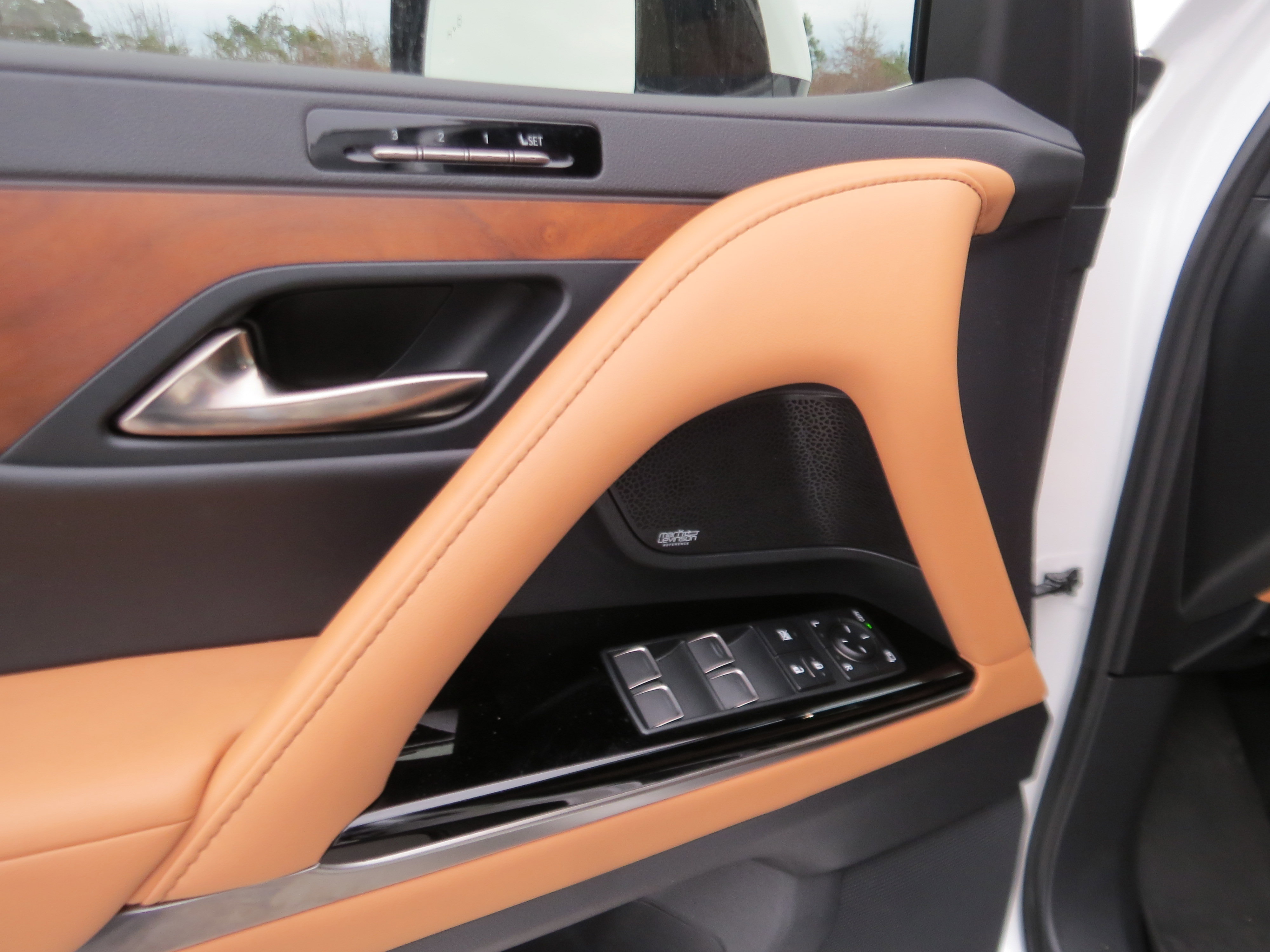 Used 2024 Lexus LX 600 4WD w/ Luxury Package image 17