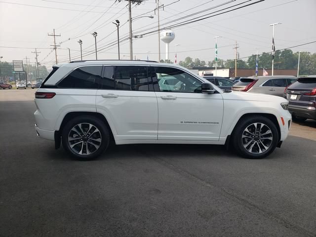 Used 2023 Jeep Grand Cherokee Overland w/ Luxury Tech Group IV AWD/4WD image 2