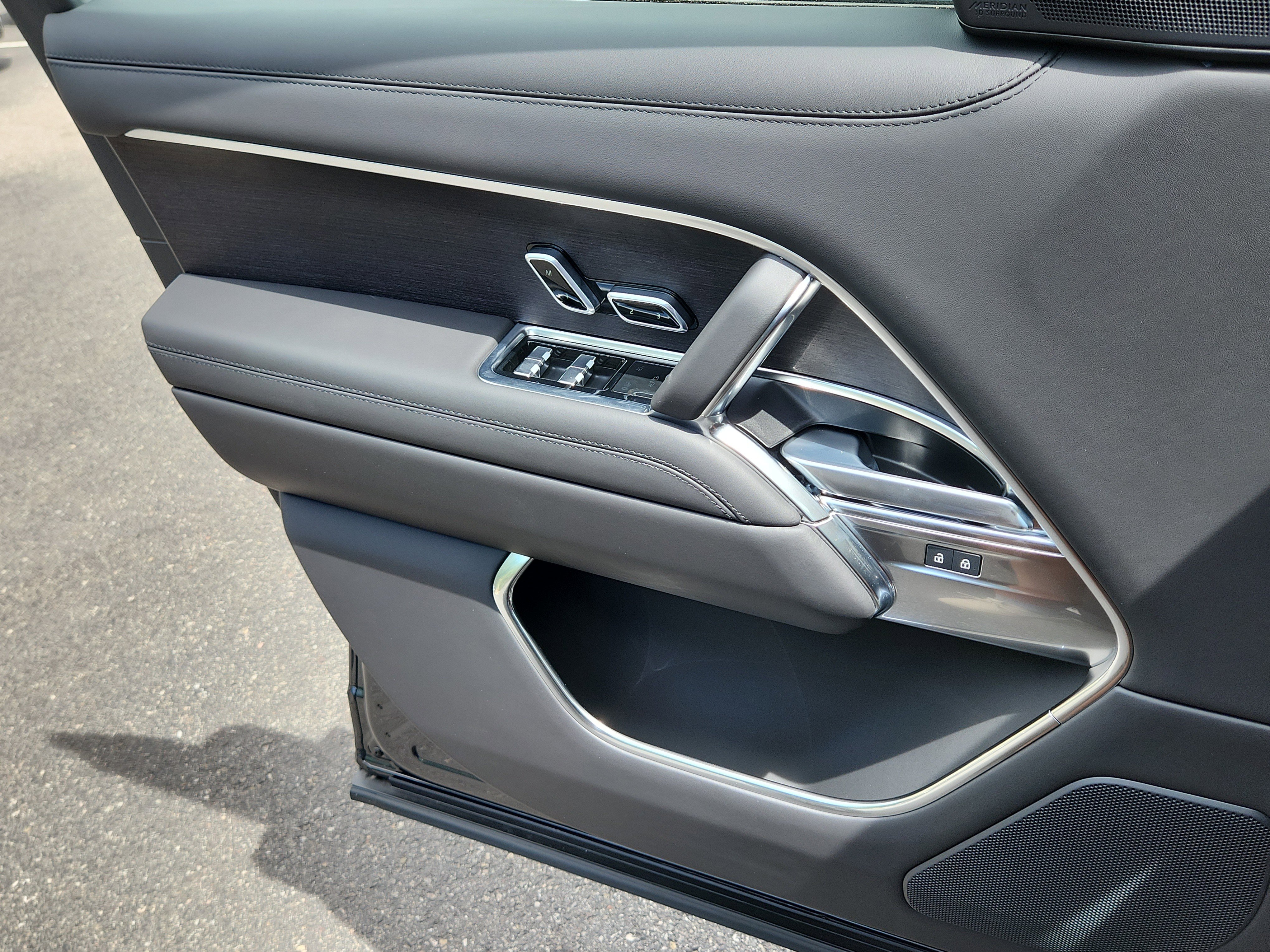 New 2025 Land Rover Range Rover SE image 8