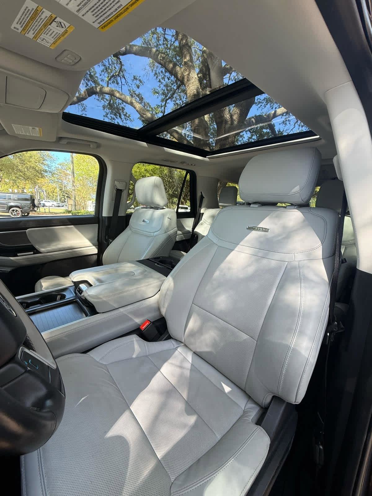 Used 2025 Ford Expedition Platinum image 9