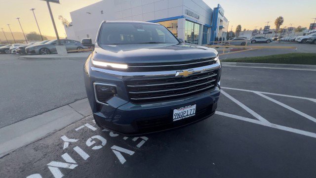 Used 2025 Chevrolet Traverse LT image 3