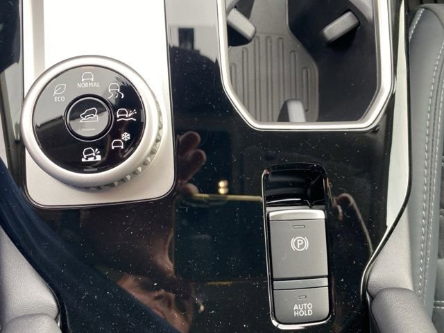 New 2025 Mitsubishi Outlander SE image 32