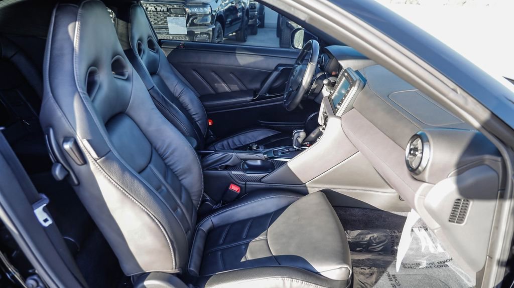 Used 2024 Nissan GT-R Premium w/ Premium Interior Package image 17