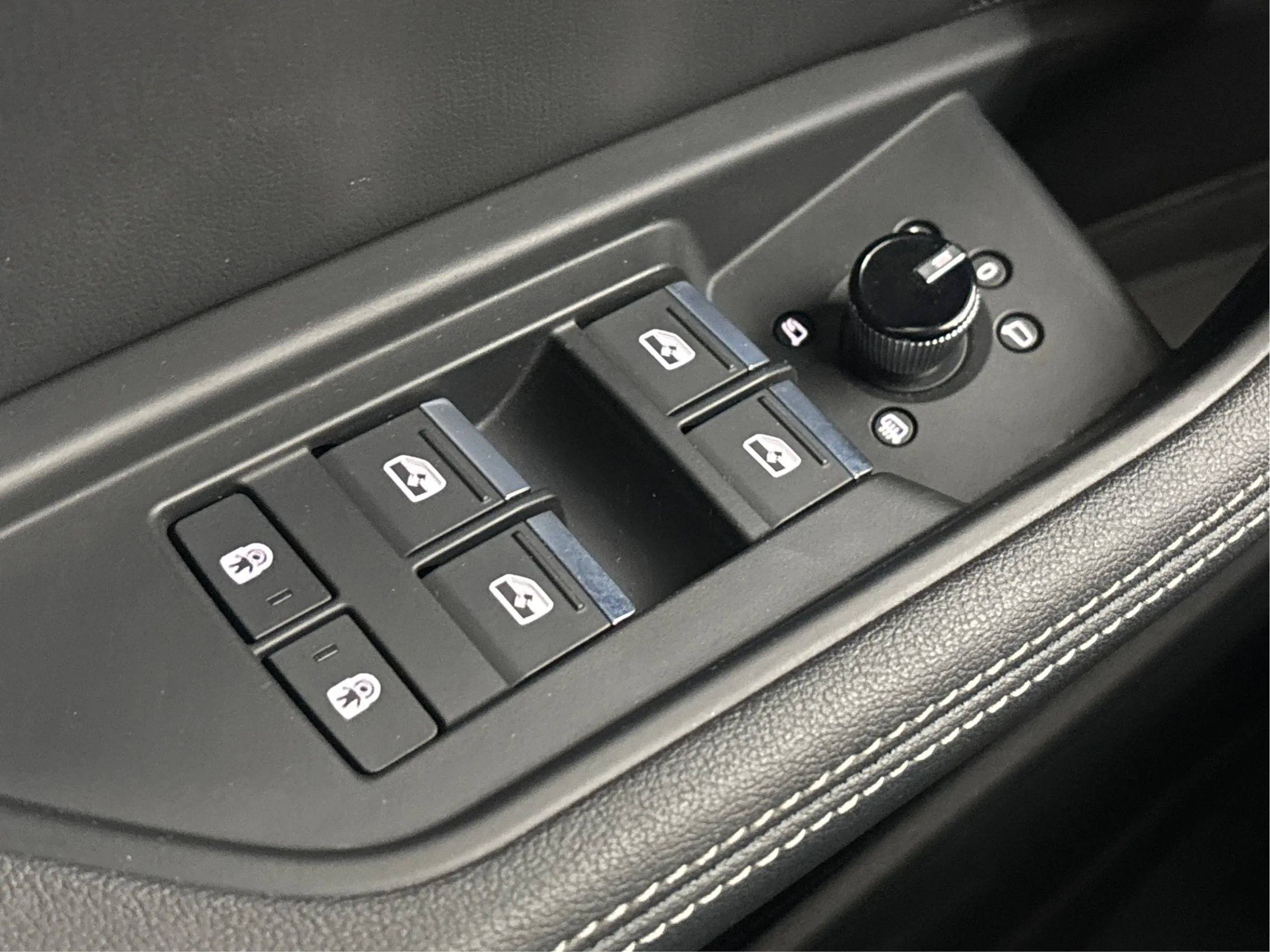 Used 2022 Audi e-tron Premium w/ Convenience Plus Package AWD/4WD image 43