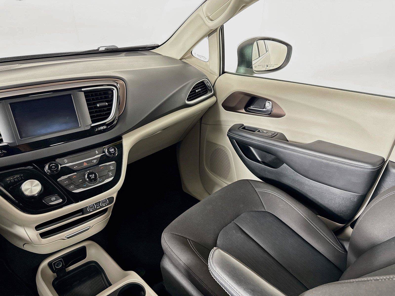 Used 2023 Chrysler Voyager LX FWD image 23