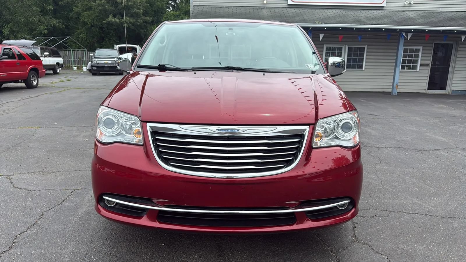 Used 2014 Chrysler Town & Country Limited w/ Luxury Group FWD image 2