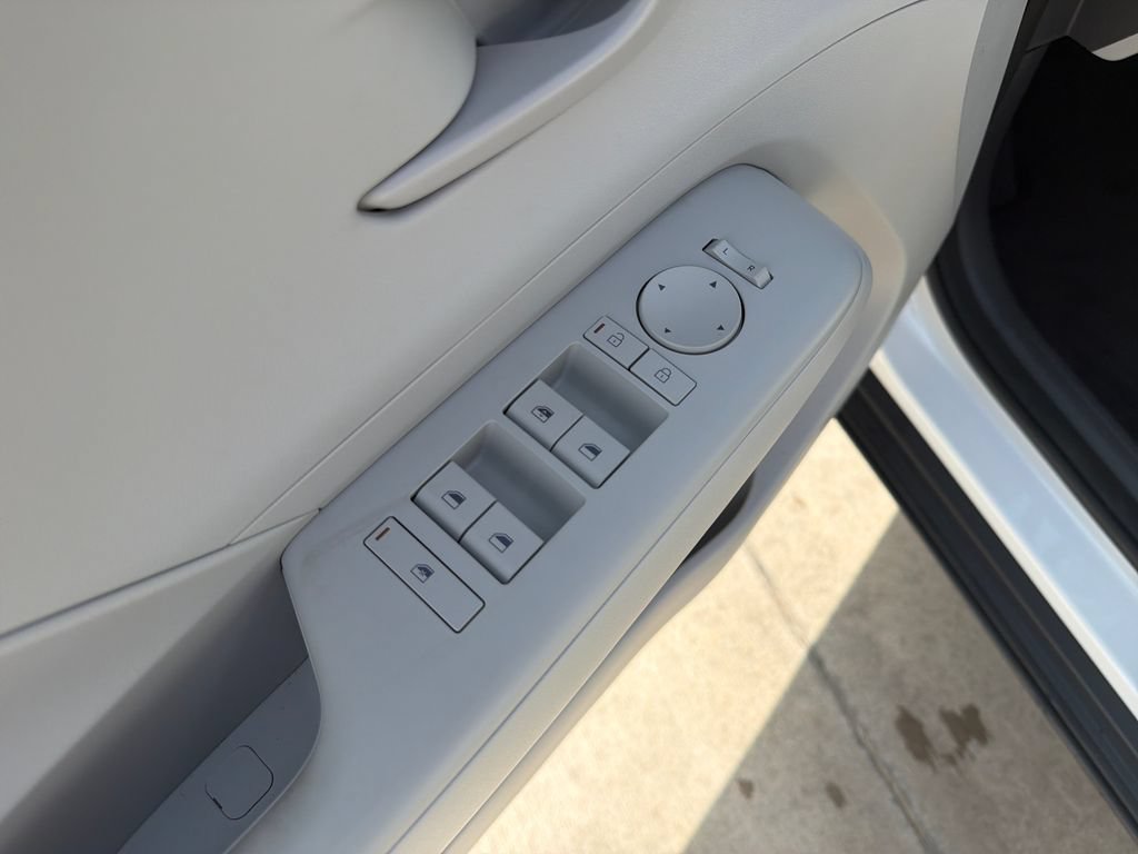 New 2027 Hyundai Kona SE FWD image 16