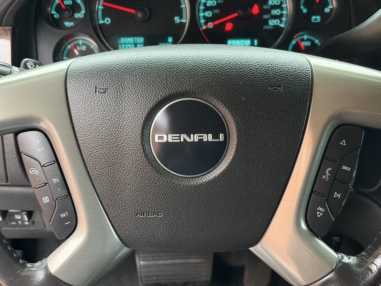 Used 2011 GMC Sierra 2500 Denali w/ Suspension Package, Off-Road AWD/4WD image 32