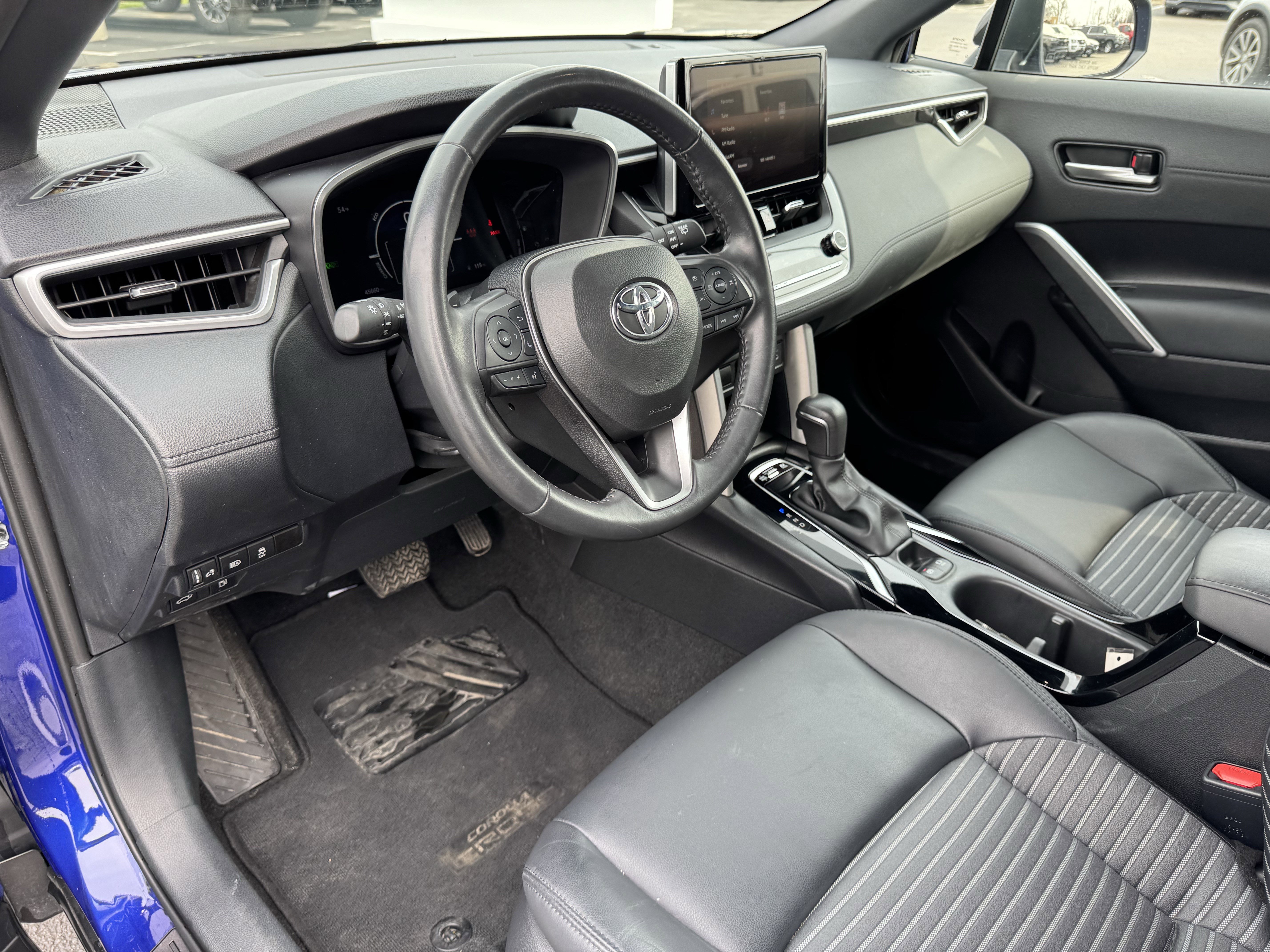 Used 2024 Toyota Corolla Cross XSE w/ Convenience Package image 28