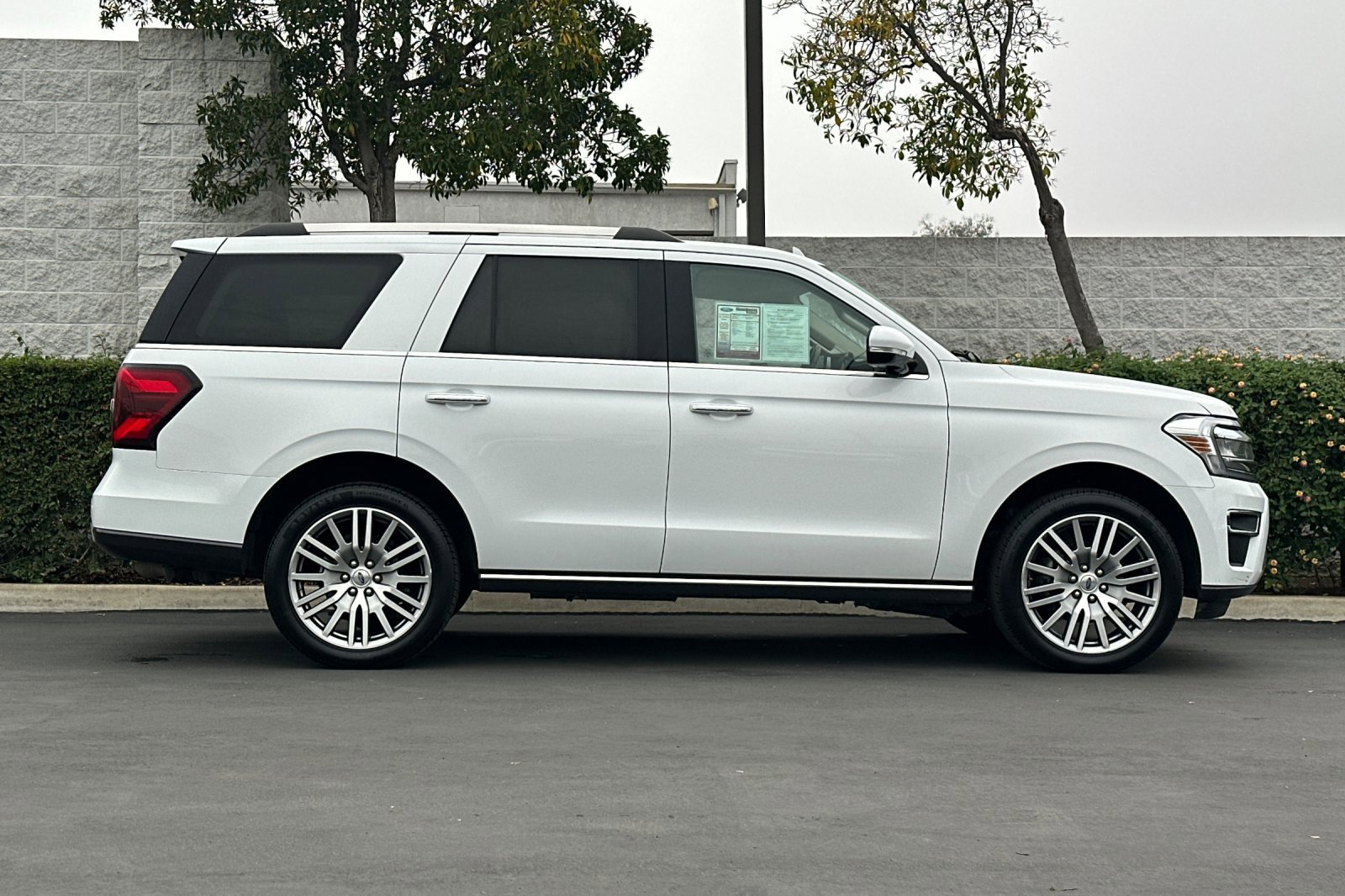 Used 2023 Ford Expedition Limited image 3