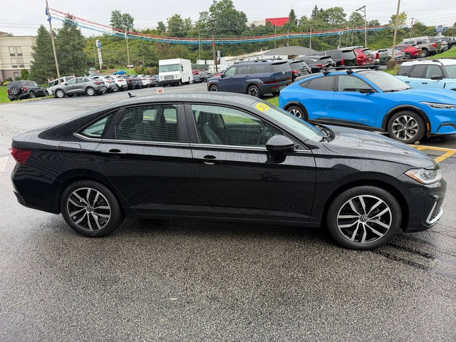 Used 2025 Volkswagen Jetta SE FWD image 9