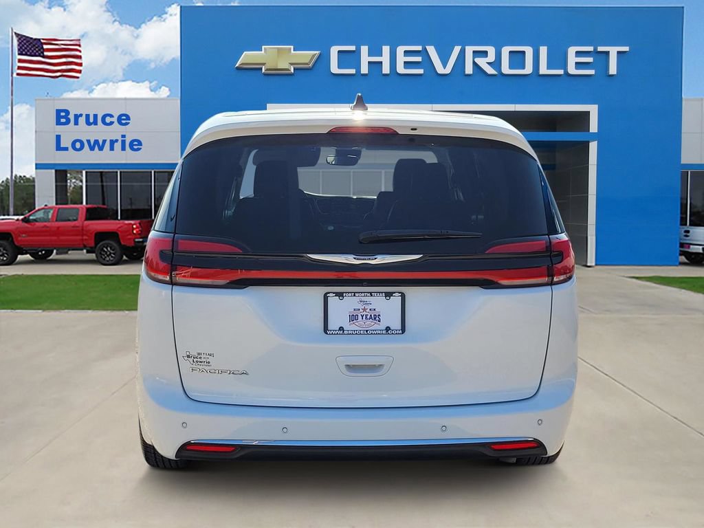 Used 2024 Chrysler Pacifica Touring-L FWD image 5