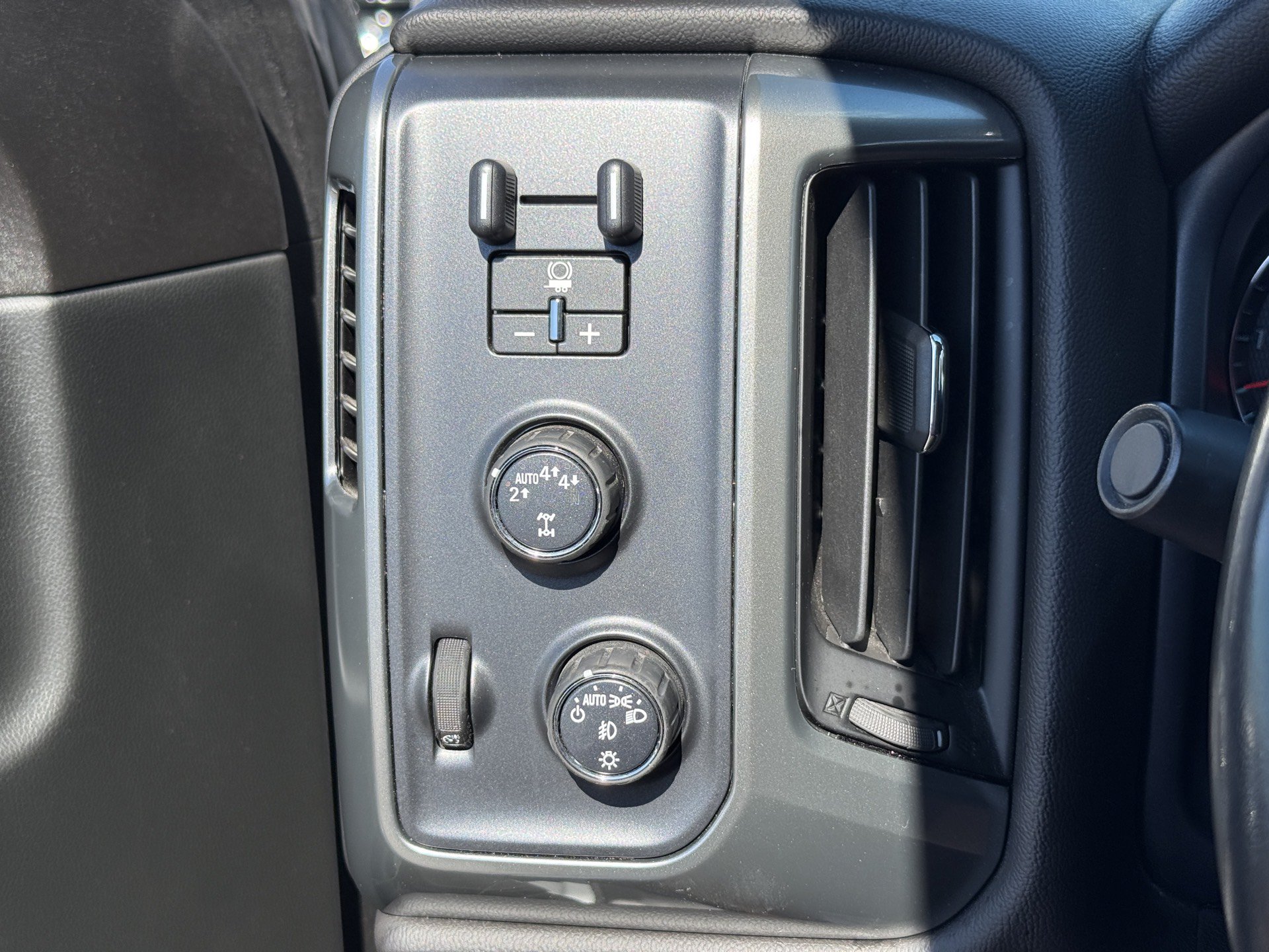 Used 2018 Chevrolet Silverado 1500 LT w/ All Star Edition AWD/4WD image 33