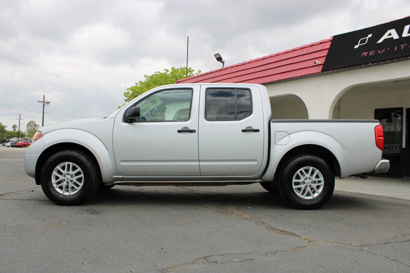 Used 2014 Nissan Frontier SV image 10