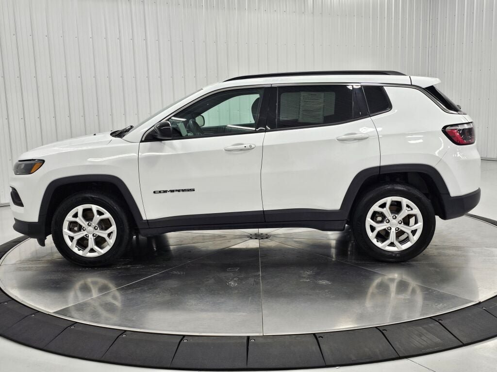 Used 2024 Jeep Compass Latitude AWD/4WD image 2