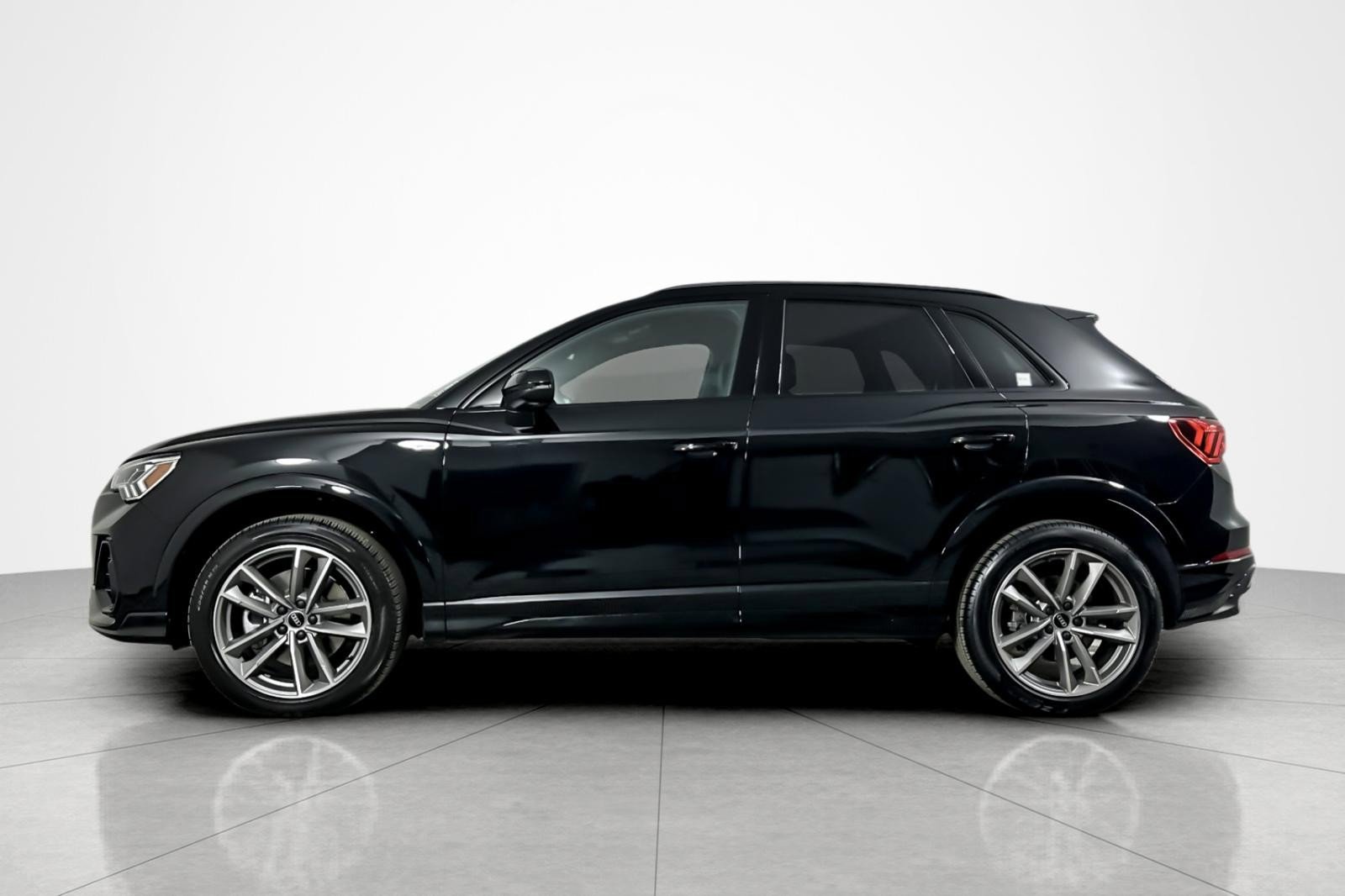 Used 2025 Audi Q3 2.0T Premium w/ Convenience Package image 2