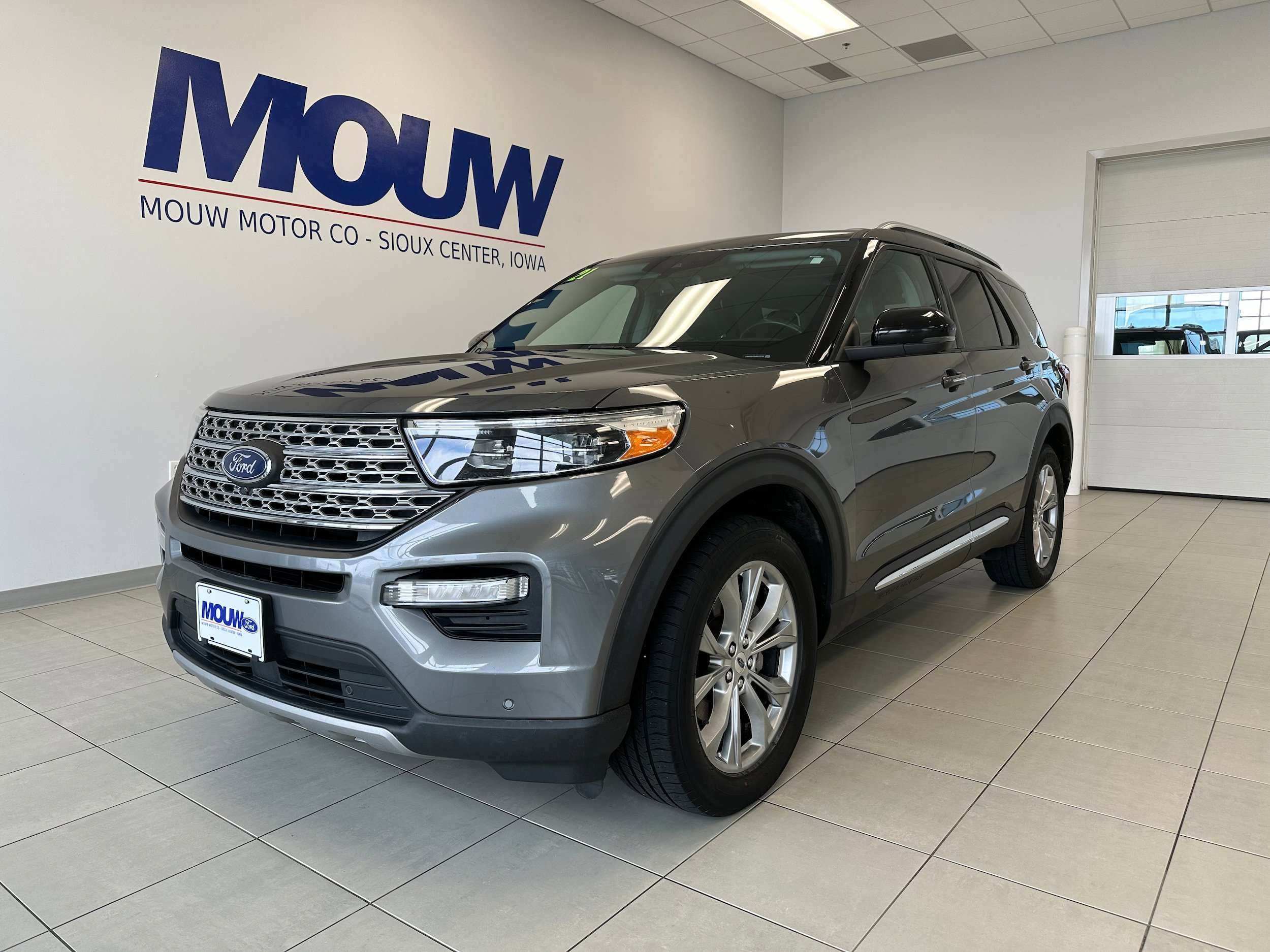 Used 2021 Ford Explorer Limited w/ Equipment Group 301A AWD/4WD image 2