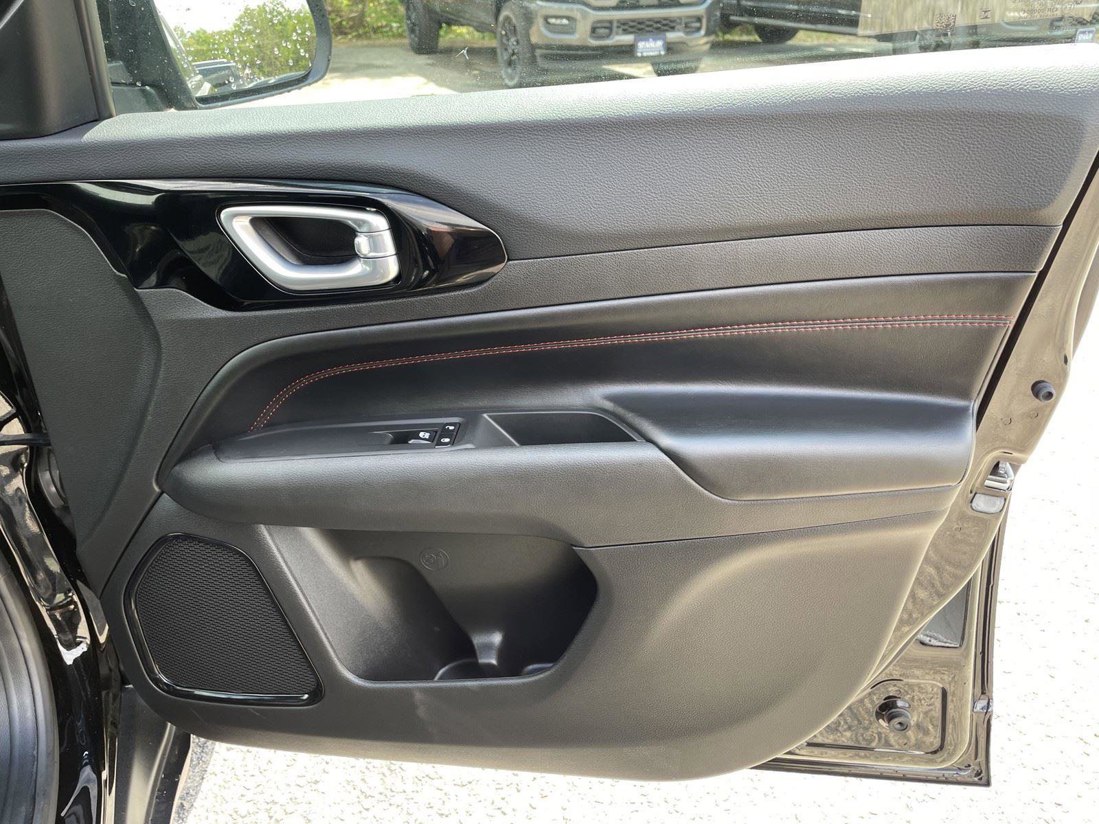 Used 2025 Jeep Compass Trailhawk w/ Trailhawk Elite Group image 44