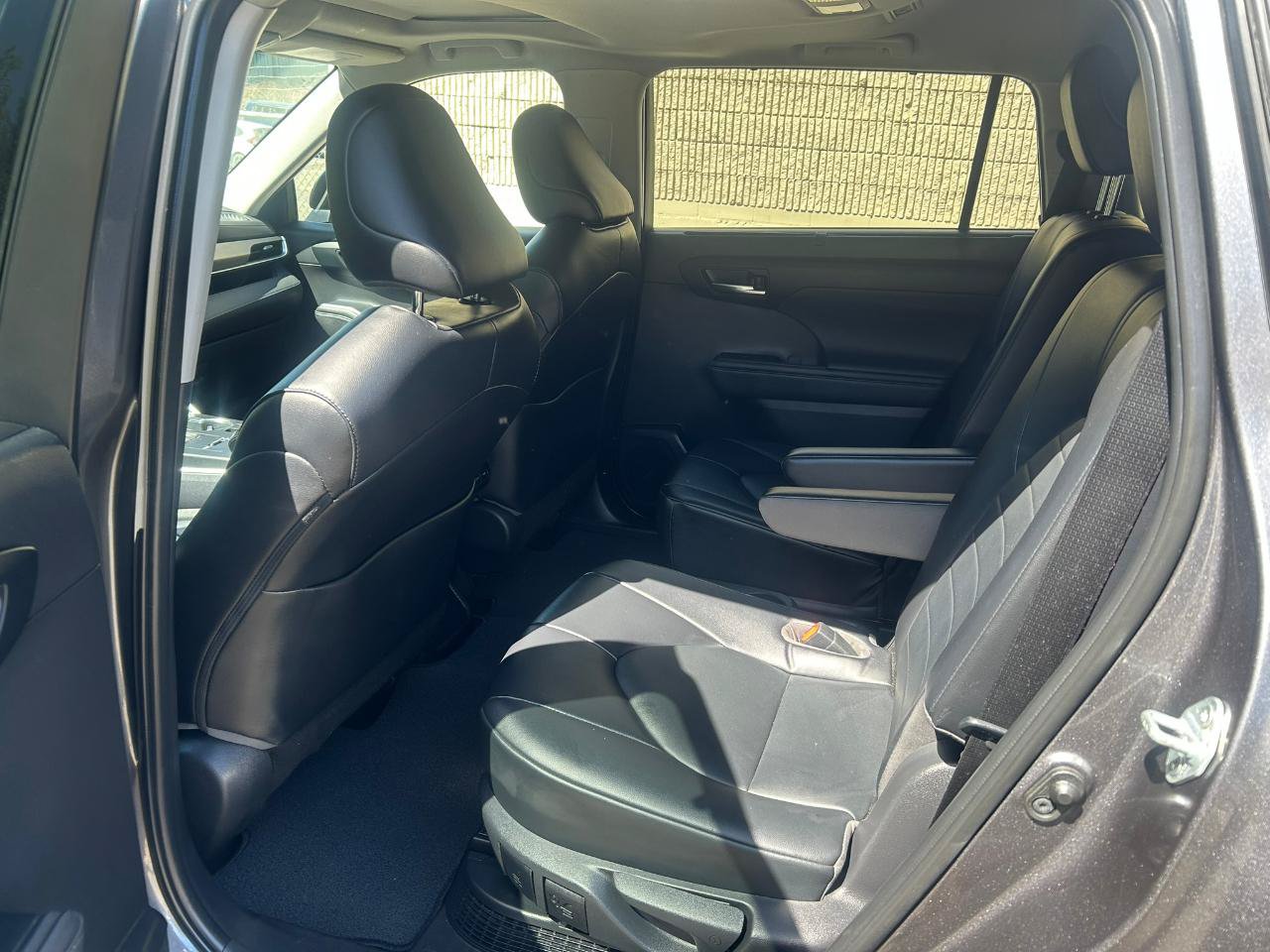 Used 2022 Toyota Highlander XLE AWD/4WD image 15