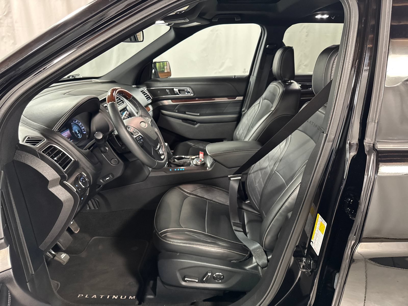 Used 2018 Ford Explorer Platinum AWD/4WD image 3