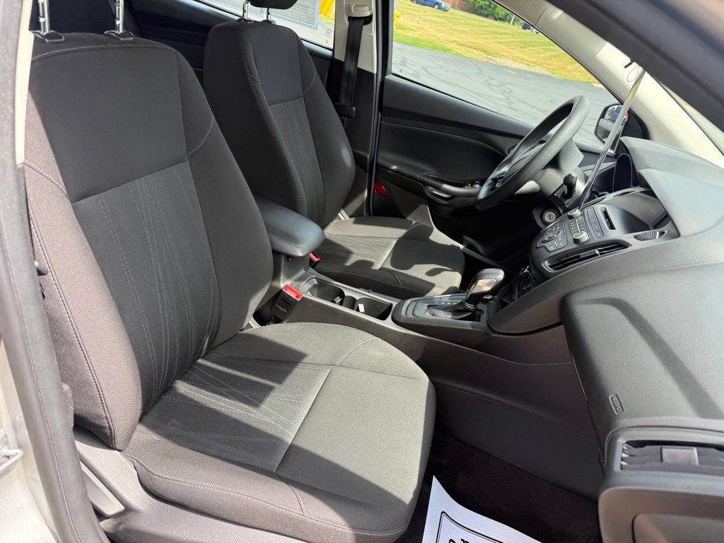 Certified 2017 Ford Focus SE FWD image 11