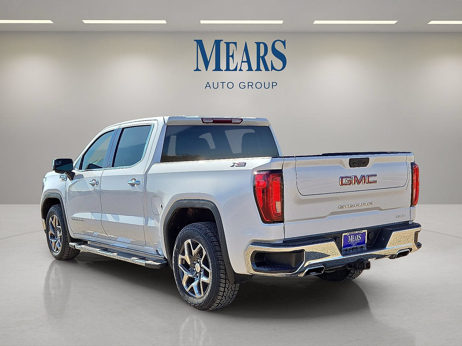 Used 2023 GMC Sierra 1500 SLT w/ SLT Premium Package AWD/4WD image 3