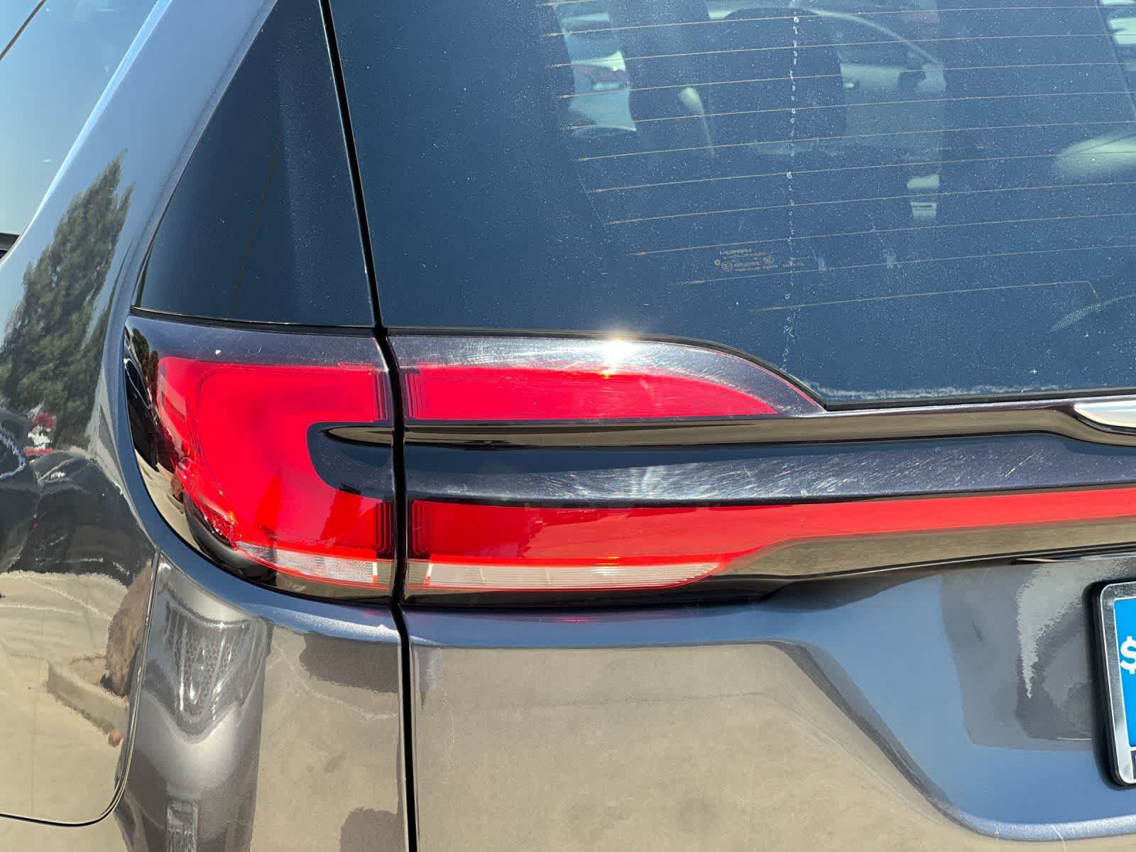 Used 2023 Chrysler Pacifica Touring-L FWD image 28