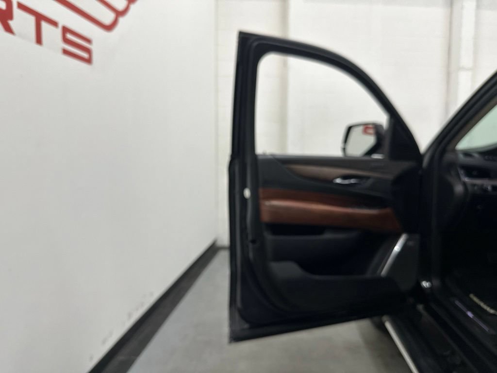 Used 2018 Cadillac Escalade ESV Premium Luxury RWD image 38