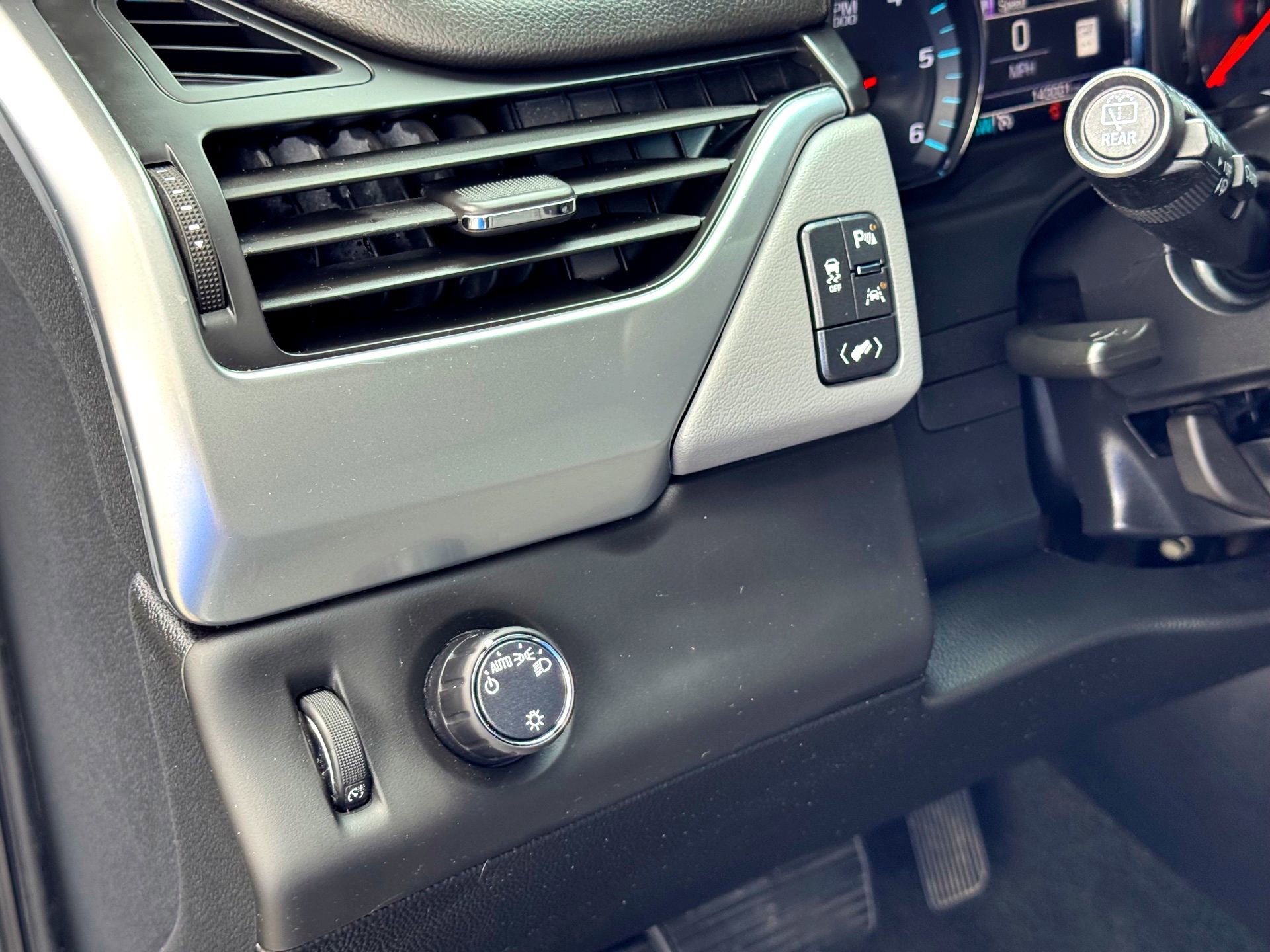 Used 2018 Chevrolet Suburban LT RWD image 14